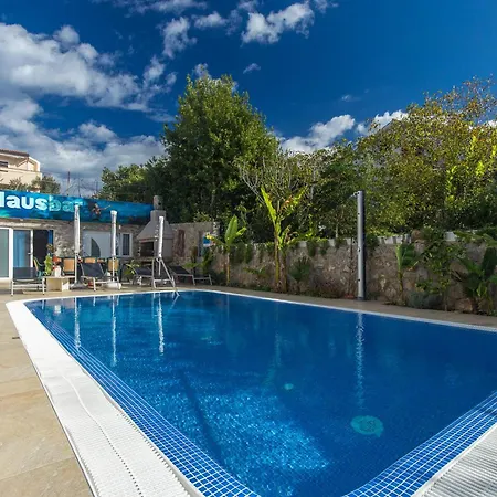 Διαμέρισμα Koralj 3 With A Heated Pool