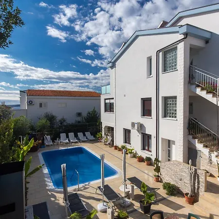 Διαμέρισμα Koralj 3 With A Heated Pool